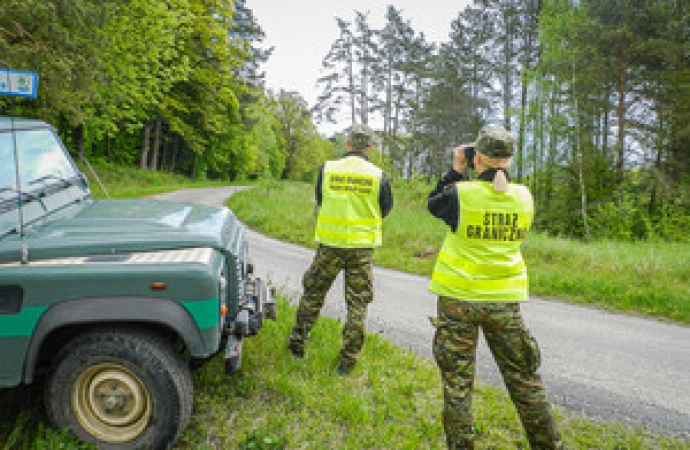 Ciekawski turysta został ukarany 100 zł mandatem za wejście na pas drogi granicznej.