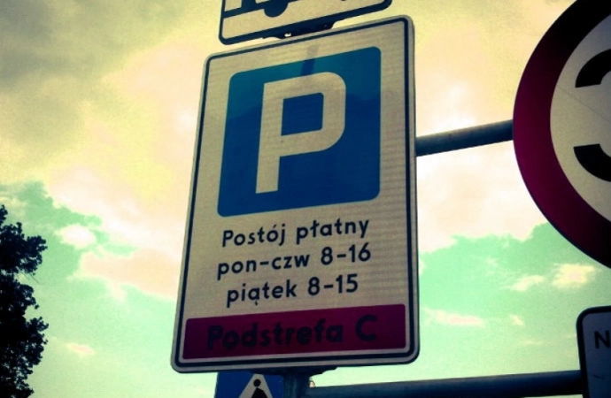 {Olsztyński ratusz planuje podwyżkę stawek w Strefie Płatnego Parkowania.}