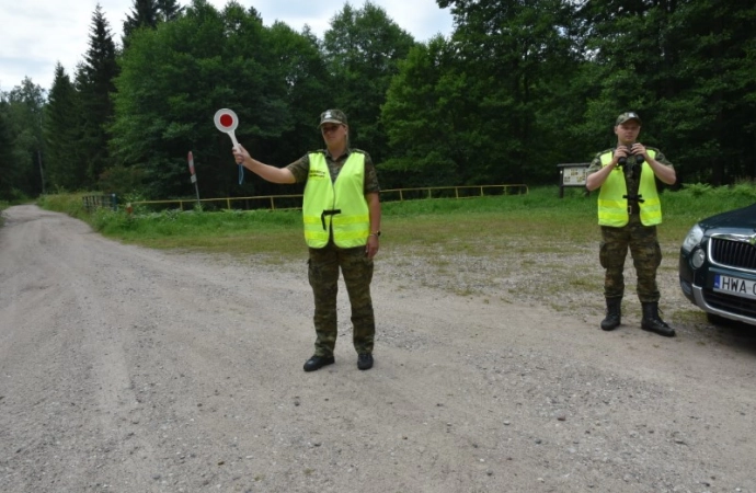 {Straż Graniczna zatrzymała nielegalnych migrantów.}