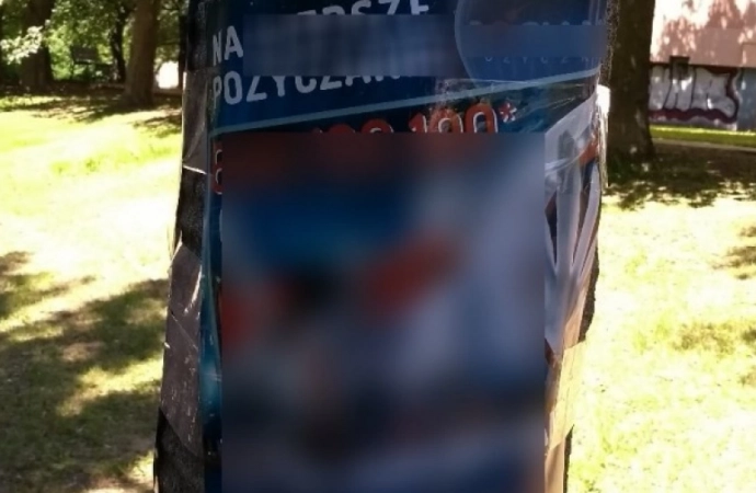 {Straż Miejska ukazała kobiety, które w Olsztynie nielegalnie rozwieszały plakaty.}