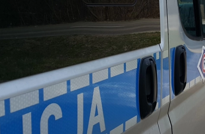 {Olsztyńscy policjanci zatrzymali pijanego kierowcę, który nie zatrzymał się na czerwonym.}